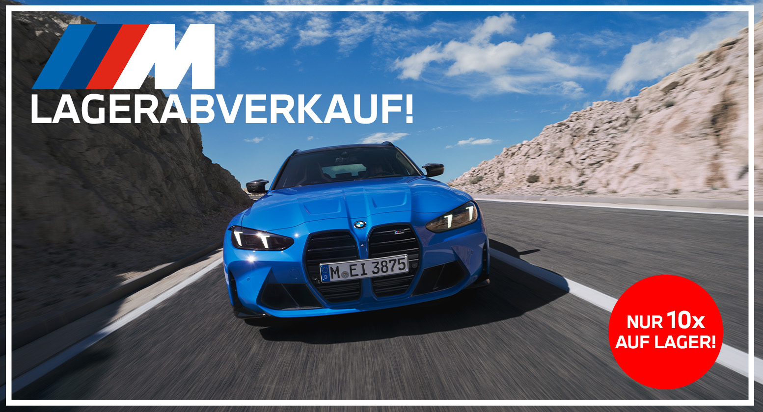 Werbebanner für einen BMW M Lagerabverkauf: Ein blauer BMW M3 Touring (Kombi) fährt dynamisch auf einer asphaltierten Straße durch eine felsige Berglandschaft unter blauem Himmel. Oben links ist das BMW M Logo mit dem Schriftzug „LAGERABVERKAUF!“ abgebildet, unten rechts ein roter Kreis mit dem Text „NUR 10x AUF LAGER!“.