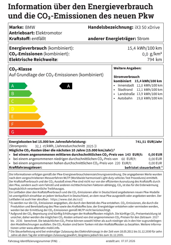 Auf dem Bild siehst du den Energieverbrauch und die CO₂-Emissionen eines BMW iX3 50 xDrive. Der Elektromotor verbraucht kombiniert 15,4 kWh/100 km und hat eine elektrische Reichweite von 794 km. Die CO₂-Emissionen sind 0 g/km. Das Auto ist in die Effizienzklasse A eingestuft.