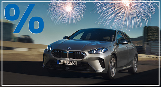 Das Bild zeigt ein breites Panorama einer städtischen Szene in warmem, tiefstehendem Sonnenlicht. Ein leuchtend gelber MINI Cooper Fünftürer mit einem kontrastierenden weißen Dach parkt am Straßenrand. Im Hintergrund erstreckt sich eine detailreiche, historische Backsteinfassade mit verzierten Fenstern. Eine Frau mit langen blonden Haaren, die einen dunklen Blazer und helle Jeans trägt, steht an der Fahrerseite und ist im Begriff, die Tür zu öffnen. Herbstlaub liegt vereinzelt auf dem Gehweg und der Straße. Die Szene vermittelt ein Gefühl von modernem, urbanem Lifestyle