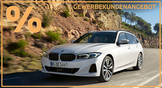 Diese Werbegrafik entspricht im Aufbau dem vorherigen Motiv und zeigt einen weißen BMW 318i Touring, der zügig eine sonnige Küstenstraße entlangfährt. Das Fahrzeug ist in einer dynamischen Frontansicht vor einer Kulisse aus steilen Felswänden und mediterranen Pinien unter blauem Himmel zu sehen.  Die Gestaltung ist in den warmen Farben der gewerblichen Sonderaktion gehalten: In der oberen linken Ecke befindet sich ein großes orangefarbenes Prozentzeichen (%), und das gesamte Bild ist von einem schmalen orangefarbenen Rahmen eingefasst. Oben rechts ist in orangefarbenen Großbuchstaben deutlich der Schriftzug „GEWERBEKUNDENANGEBOT“ platziert.