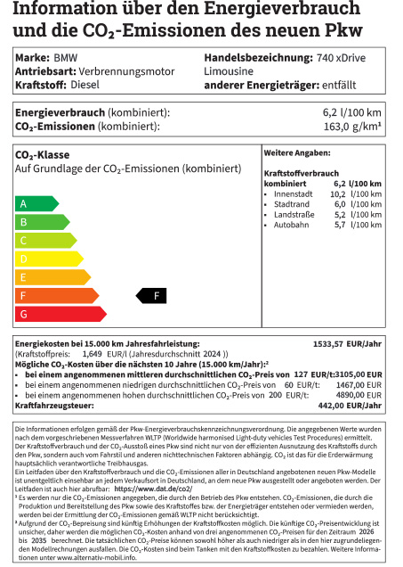 Das hochgeladene Dokument ist ein offizielles Pkw-Label für eine BMW 740 xDrive Diesel-Limousine. Der kombinierte Kraftstoffverbrauch liegt bei 6,2 l/100 km (von 5,2 l auf Landstraßen bis zu 10,2 l in der Innenstadt) bei einem CO₂-Ausstoß von 163,0 g/km, was der CO₂-Klasse F entspricht. Die jährlichen Energiekosten werden bei 15.000 km Laufleistung auf 1.533,57 EUR geschätzt, während die Kraftfahrzeugsteuer 442,00 EUR pro Jahr beträgt.
