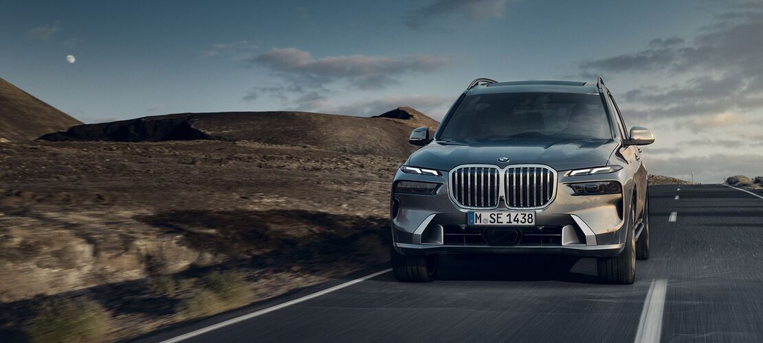 Der BMW X7 bei Rhein Der BMW X7 bei Rhein