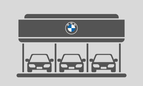  Das Bild zeigt eine flache, graue Grafik, die von einem BMW-Autohaus handelt.  Im oberen Bereich ist eine große, rechteckige und dunklere Fläche zu sehen, die das Dach oder die Fassade des Autohauses darstellt. In der Mitte dieser Fläche befindet sich das bekannte runde BMW-Logo in Blau und Weiß.  Unter diesem Dach gibt es drei offene Bereiche, die jeweils einen Stellplatz symbolisieren. Darin stehen nebeneinander drei fast identische, stilisierte Umrisse von Autos. Alle Autos sind in der gleichen dunklen Graustufe wie die Fassade dargestellt.