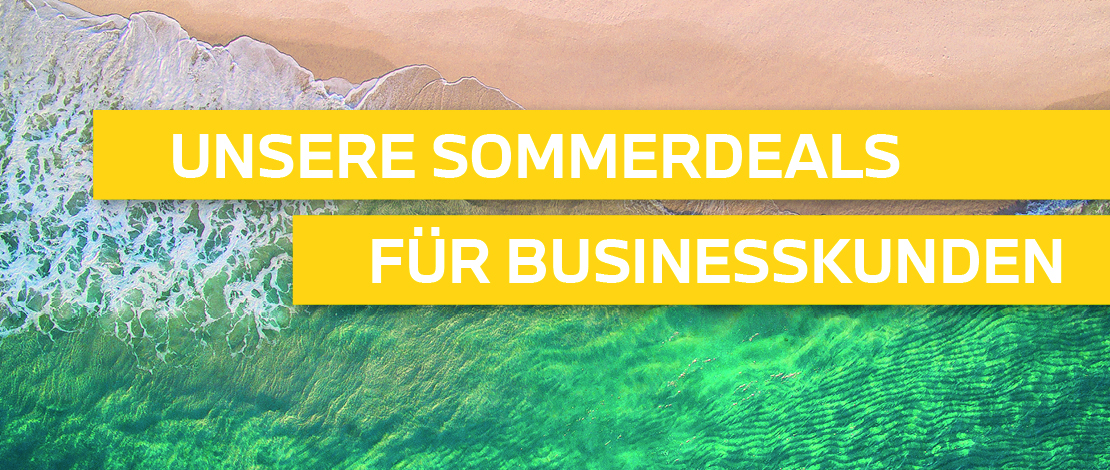 Luftaufnahme eines tropischen Strandes mit türkisfarbenem Meer und hellem Sand. Zwei gelbe Textfelder überlagern das Bild. Im oberen Feld steht "UNSERE SOMMERDEALS" und im unteren "FÜR BUSINESSKUNDEN".