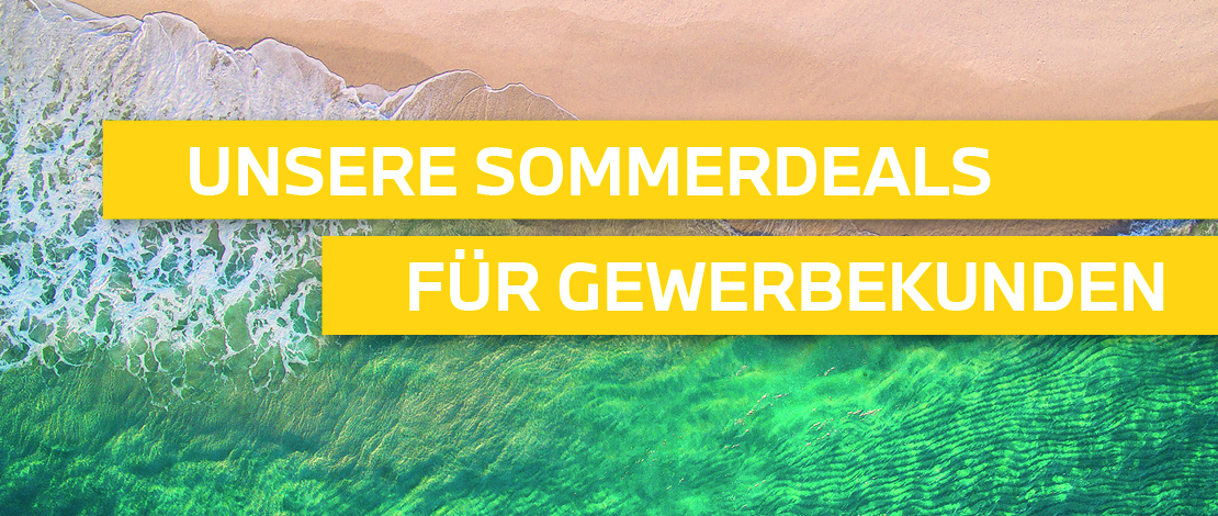 Luftaufnahme eines tropischen Strandes mit türkisfarbenem Meer und hellem Sand. Zwei gelbe Textfelder überlagern das Bild. Im oberen Feld steht "UNSERE SOMMERDEALS" und im unteren "FÜR GEWERBEKUNDEN".