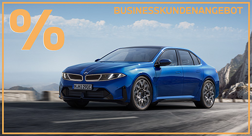 Blauer BMW i3 auf einer Bergstraße mit Prozentzeichen und Schriftzug ‚Businesskundenangebot‘.