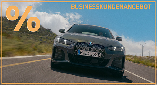 Dieses Werbebanner mit orangefarbenem Rahmen zeigt einen dunkelgrünen BMW i4 in einer dynamischen Frontansicht, während er über eine Landstraße fährt. Das Fahrzeug mit dem Kennzeichen „M IA 122E“ steht im Zentrum, umgeben von einer hügeligen Landschaft mit Windrädern unter einem leicht bewölkten blauen Himmel. In der oberen linken Ecke prangt ein großes orangefarbenes Prozentzeichen, während oben rechts in Großbuchstaben der Schriftzug „BUSINESSKUNDENANGEBOT“ zu lesen ist. Die tiefe Kameraperspektive und die leichte Bewegungsunschärfe der Straße verleihen dem Bild eine sportliche und moderne Ausstrahlung.