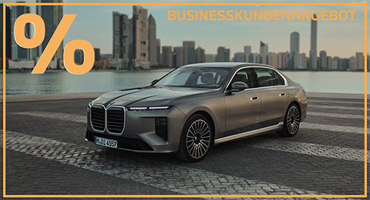 Eine luxuriöse Oberklasse-Limousine – laut Dateiname handelt es sich um den vollelektrischen BMW i7. Das Fahrzeug präsentiert sich in einer edlen, zweifarbigen Lackierung (Mating/Grau-Kombination) mit der markanten, großen Doppelniere und den schmalen Scheinwerferelementen der aktuellen 7er-Generation