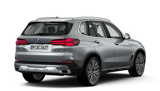BMW X5 Angebot Ein hellgrauer oder silberner BMW X5 SUV ist als Studioaufnahme vor einem weißen Hintergrund zu sehen. Das Fahrzeug ist in einer leicht schrägen Heckansicht dargestellt, von der rechten Seite. Die roten Rückleuchten sind eingeschaltet. Das Kennzeichen lautet "M SE 1627". Der hintere Stoßfänger weist unten einen hellen Akzent auf.