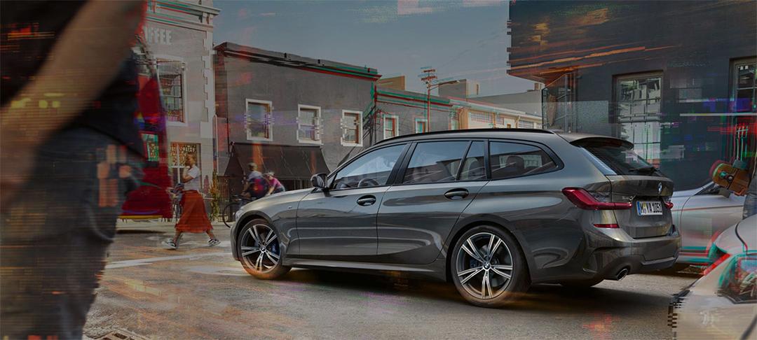BMW Rhein Sonderkunden Journalisten Ein grauer BMW 3er Touring ist auf einer städtischen Straße geparkt.