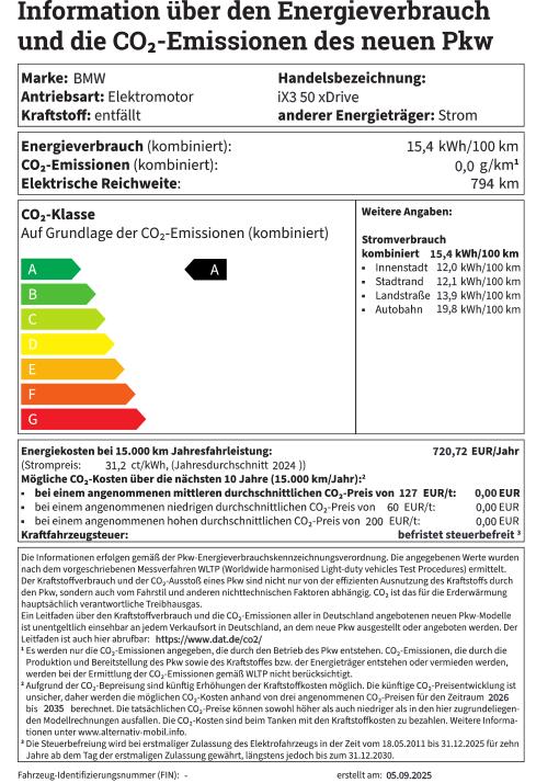 Auf dem Bild siehst du den Energieverbrauch und die CO₂-Emissionen eines BMW iX3 50 xDrive. Der Elektromotor verbraucht kombiniert 15,4 kWh/100 km und hat eine elektrische Reichweite von 794 km. Die CO₂-Emissionen sind 0 g/km. Das Auto ist in die Effizienzklasse A eingestuft.