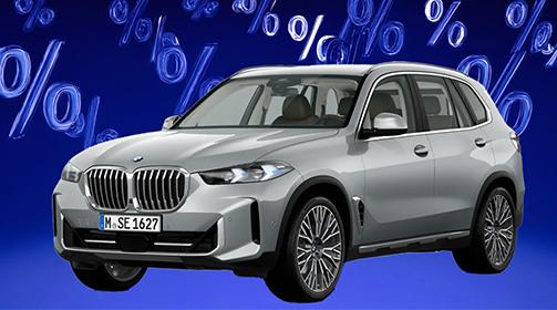  Ein silberner BMW X5 SUV ist schräg von vorne vor einem blauen Hintergrund mit schwebenden Prozentzeichen abgebildet.