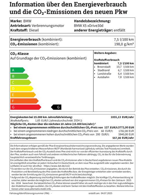 BMW X5 Kraftstoffverbrauch Label Ein Informationsetikett zeigt Details zum Energieverbrauch und den CO2-Emissionen eines neuen BMW X5 xDrive30d (Diesel). Der kombinierte Verbrauch beträgt 7,5 l/100 km, die CO2-Emissionen 198,0 g/km, und das Fahrzeug ist in Effizienzklasse G eingestuft. Die jährlichen Energiekosten liegen bei 1855,13 EUR, und die geschätzten CO2-Kosten über 10 Jahre variieren je nach CO2-Preis zwischen 1782,00 EUR und 5940,00 EUR. Die Kraftfahrzeugsteuer beträgt 557,00 EUR/Jahr. Das Etikett enthält außerdem detaillierte Verbrauchsangaben für Stadt, Landstraße und Autobahn sowie einen umfassenden Disclaimer zur Datenermittlung.