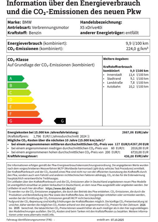 Das Bild ist ein Informationsblatt über den Energieverbrauch und die CO₂-Emissionen eines PKW, ähnlich dem deutschen Pkw-Label. Die Marke ist BMW, das Modell ist der X5 xDrive40i mit einem Verbrennungsmotor (Benzin). Hauptdaten: Kombinierter Verbrauch: 9,9 l/100 km. Kombinierte CO₂-Emissionen: 224,0 g/km. CO₂-Effizienzklasse: G (die schlechteste Klasse, markiert mit einem roten Balken). Es werden auch jährliche Kraftstoffkosten (geschätzt auf etwa 1.796 EUR bei 15.000 km Fahrleistung) sowie weitere Detailangaben zum innerstädtischen, außerstädtischen und Autobahn-Verbrauch aufgeführt. Am Ende gibt es einen ausführlichen Fußnoten- und Informationstext.