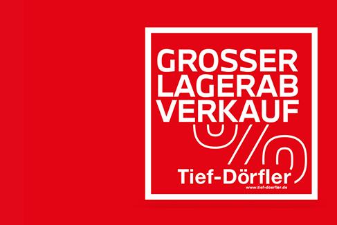 Das Bild ist eine Werbegrafik mit einem leuchtend roten Hintergrund. Ein weiß eingerahmtes Quadrat auf der rechten Seite enthält den Text „GROSSER LAGERAB VERKAUF“ in weißen Großbuchstaben. Darunter sind weiße, stilisierte, geschwungene Linien zu sehen. Im unteren Teil des Quadrats steht in weißer Schrift der Name „Tief-Dörfler“, und darunter in sehr kleiner weißer Schrift die Internetadresse „www.tief-doerfler.de“. Das Design ist minimalistisch und werbewirksam.