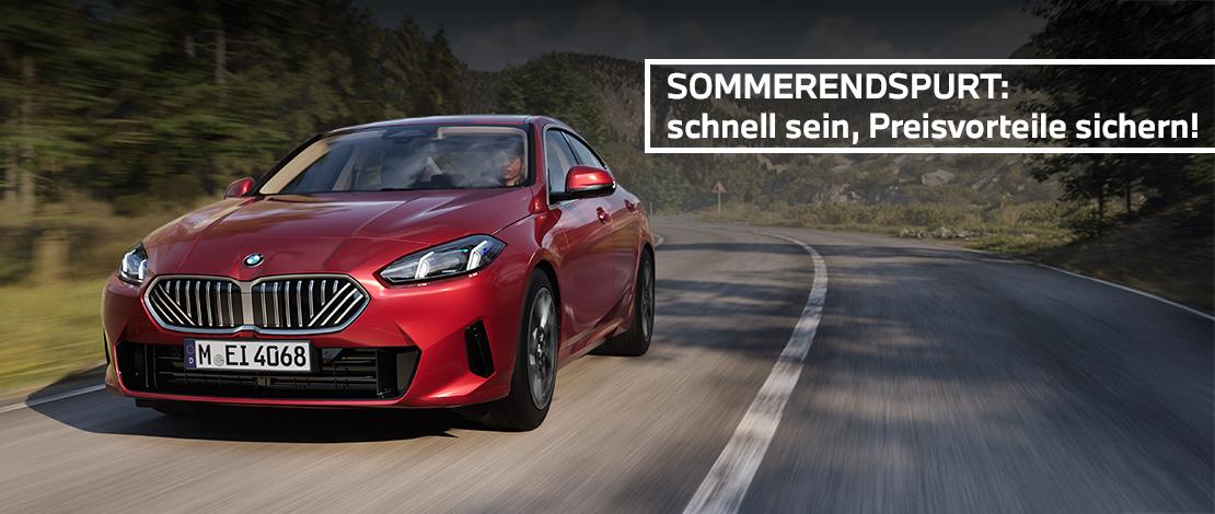  Das Bild zeigt einen roten, viertürigen BMW 2er-Reihe Gran Coupé, der auf einer kurvigen Landstraße fährt. Oben rechts im Bild ist ein weißes Textfeld mit schwarzer Schrift zu sehen, das den Text "SOMMERENDSPURT: schnell sein, Preisvorteile sichern!" enthält. Der Hintergrund ist eine bergige Landschaft mit Bäumen unter einem teilweise dunklen Himmel. Das Kennzeichen "M EI 4068" ist auf der vorderen Stoßstange zu sehen.          Analyse