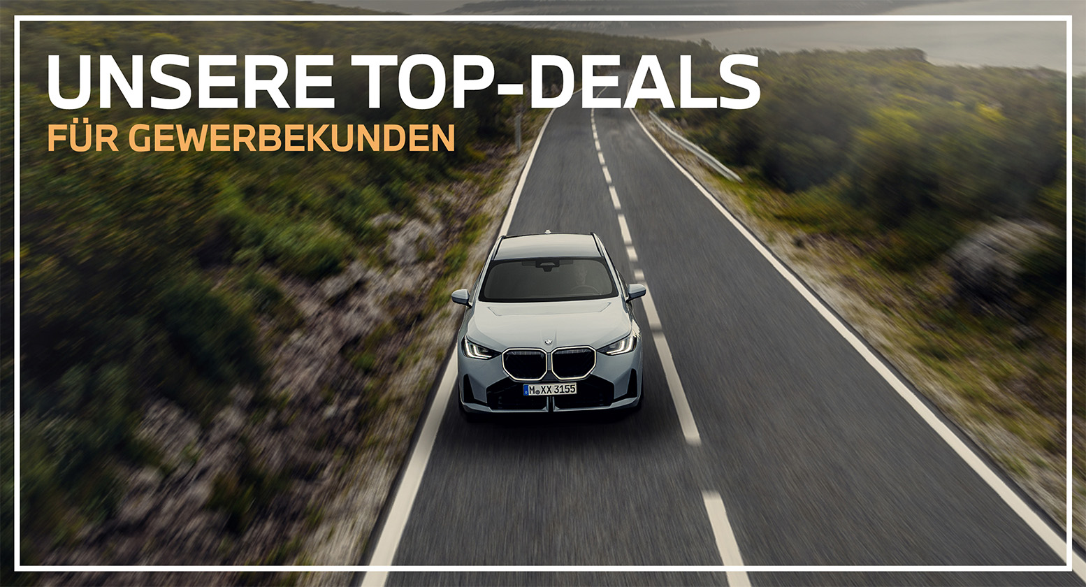 Werbe-Banner für Gewerbekunden. Ein weißer BMW 5er Touring parkt auf einem modernen Platz vor einer Glasfassade. Der Text lautet: „Freude am Business. Unsere Angebote für Gewerbekunden.“