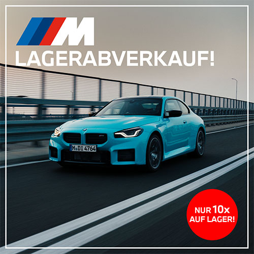 Werbebanner für einen BMW M Lagerabverkauf: Ein hellblauer BMW M2 fährt auf einer Straße, im Hintergrund ein Brückengeländer. Oben links ist das BMW M Logo mit dem Schriftzug „LAGERABVERKAUF!“ zu sehen, unten rechts ein roter Kreis mit dem Text „NUR 10x AUF LAGER!“.