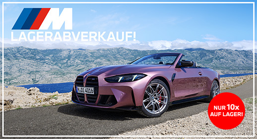 Werbebanner für einen BMW M Lagerabverkauf: Ein BMW M4 Cabrio in einer metallischen Rosé- bzw. Violett-Lackierung steht auf einer Küstenstraße vor einer Bergkulisse und blauem Meer. Oben links befindet sich das BMW M Logo mit dem Schriftzug „LAGERABVERKAUF!“, unten rechts ein roter Kreis mit dem Text „NUR 10x AUF LAGER!“.