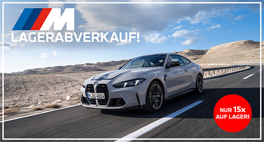 Werbebanner von BMW M zum Lagerabverkauf. Ein graues BMW M4 Coupé fährt dynamisch auf einer asphaltierten Landstraße durch eine karge, hügelige Landschaft unter leicht bewölktem Himmel. Oben links befindet sich das farbige BMW M Logo mit dem großen weißen Text „LAGERABVERKAUF!“. Unten rechts ist ein auffälliger roter Kreis mit der weißen Aufschrift „NUR 15x AUF LAGER!“ platziert. Ein dünner weißer Rahmen umschließt das gesamte Motiv.