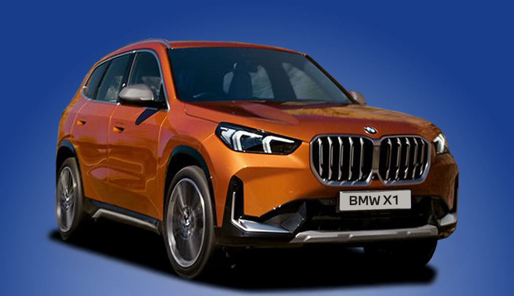 Ein orangefarbener BMW X1 SUV von vorne schräg dargestellt, mit einer kleinen weißen Plakette "BMW X1" am Kühlergrill, auf einem blauen Hintergrund. Das Bild präsentiert ein Neuwagenangebot für dieses Modell.