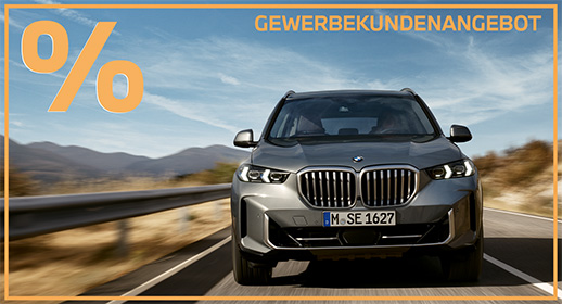 Ein dunkelgrauer BMW X5 fährt auf einer Landstraße direkt auf den Betrachter zu, umgeben von einer weitläufigen, hügeligen Landschaft unter einem hellen Himmel. Das Bild ist als Werbebanner gestaltet: Ein markanter orangefarbener Rahmen umschließt die Szene, während in der oberen linken Ecke ein großes Prozentzeichen und oben rechts der Schriftzug „GEWERBEKUNDENANGEBOT“ in Orange hervorstechen. Die Front des SUVs mit dem großen, glänzenden Doppelkühlergrill und den scharf gezeichneten LED-Scheinwerfern ist präzise fokussiert, während die Umgebung in dynamischer Bewegungsunschärfe verschwimmt.