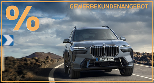 Ein dunkelgrauer BMW X7 fährt auf einer kurvigen Straße durch eine raue, vulkanische Landschaft mit dunklem Gestein direkt auf den Betrachter zu. Die Szene ist in einen markanten orangefarbenen Rahmen gefasst, der links oben ein großes Prozentzeichen und rechts oben den Schriftzug „GEWERBEKUNDENANGEBOT“ zeigt. Die imposante Front des Luxus-SUVs mit dem massiven verchromten Doppelkühlergrill und den extrem schmalen LED-Scheinwerfern wird durch das kühle Licht unter einem dramatisch bewölkten Himmel betont. Die starke Bewegungsunschärfe des Bodens und der felsigen Umgebung unterstreicht die kraftvolle Präsenz und Dynamik des Fahrzeugs in dieser herben Kulisse.